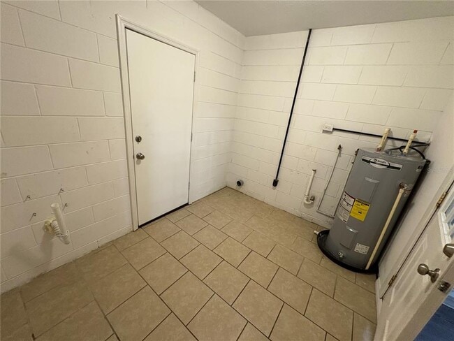 Building Photo - 615 Floral Cir