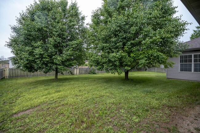 Building Photo - Stunning 3Bed/2BA Home with Dual Living Spaces/Garage