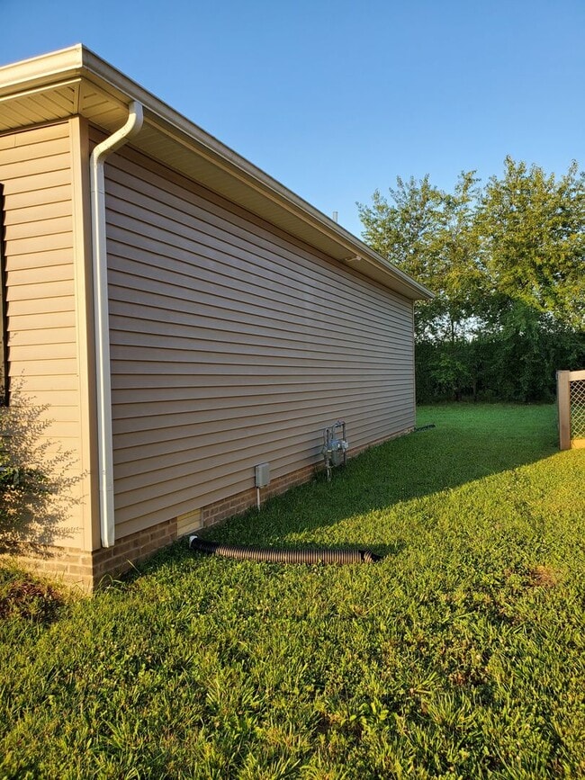 Building Photo - 3 Bedroom, 2 Bath, 2 Car Garage