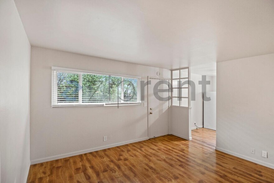 Building Photo - 1371 Vía Dondera