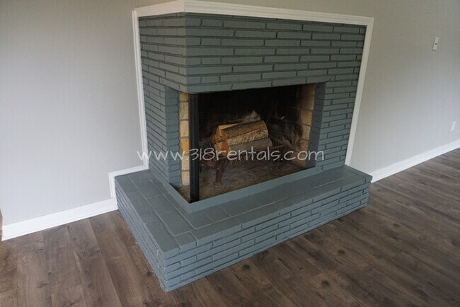 Building Photo - 4747 Crescent Dr
