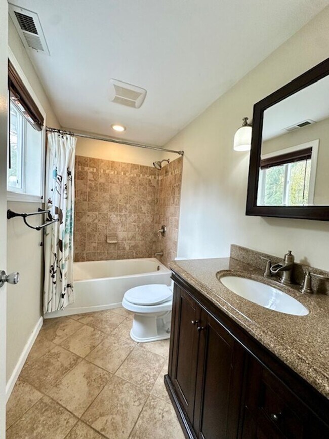 Building Photo - Private cozy rambler in the Issaquah school district