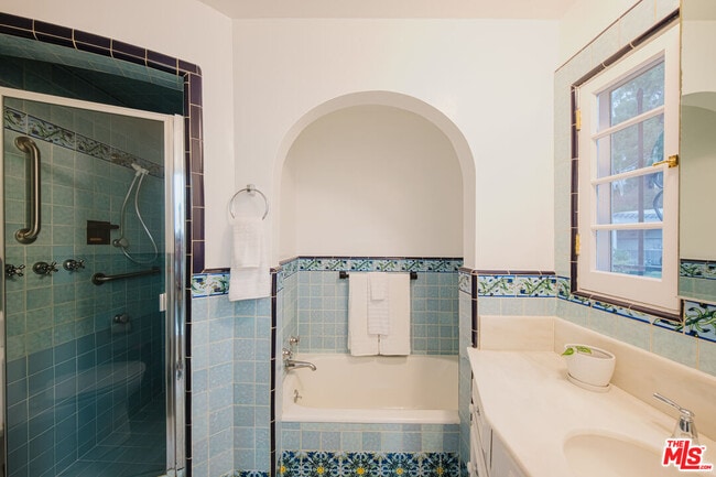 Building Photo - 3015 Beachwood Dr