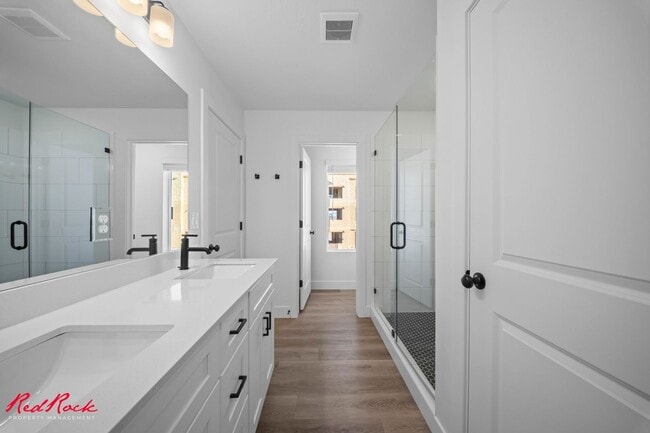 Building Photo - 3 Bedroom Townhome in Desert Color