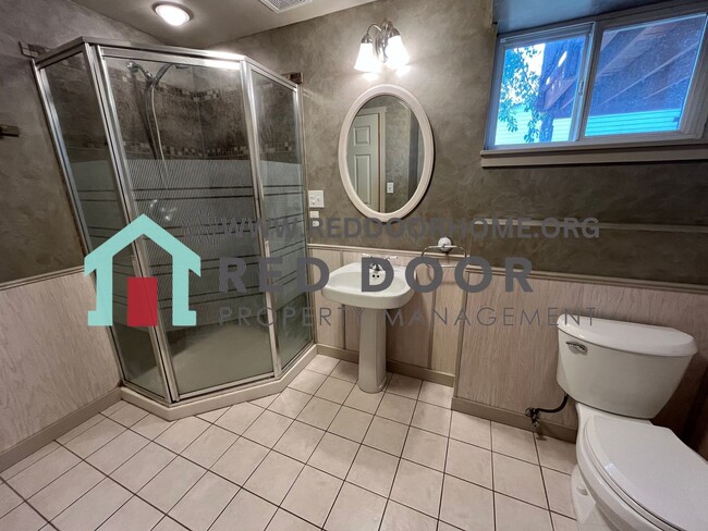 Building Photo - 4 bed / 2 bath Home with Tesla charging station