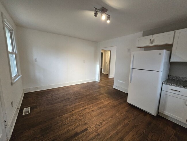 Building Photo - NEW LISTING!!!!!