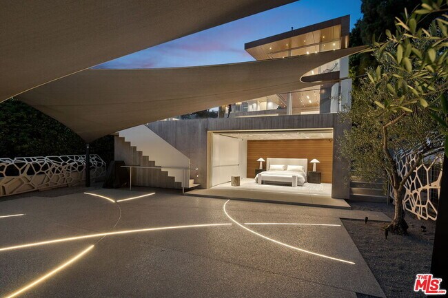 Building Photo - 1430 Sunset Plaza Dr