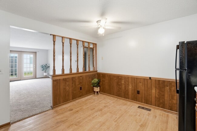 Building Photo - 9412 Vista Park Dr