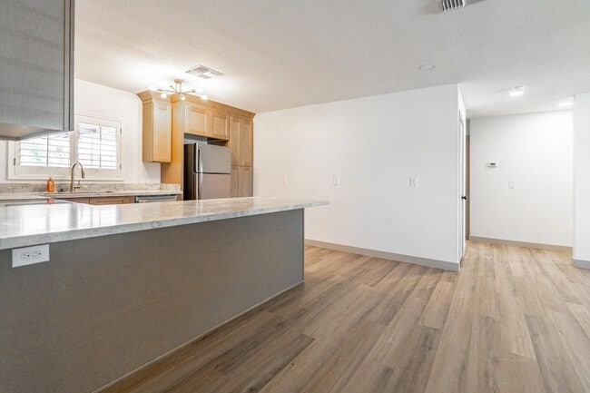 Building Photo - 5739 W Monte Vista Rd