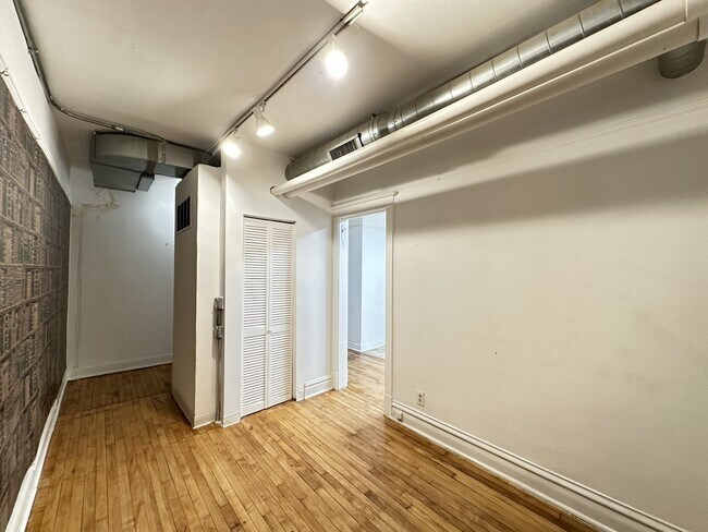 Building Photo - 3422 N Lincoln Ave