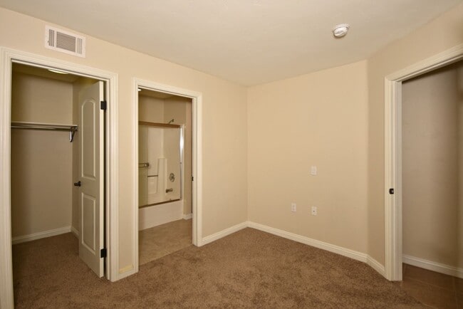 Building Photo - Great Upstairs  2BD Condo with washer/drye...