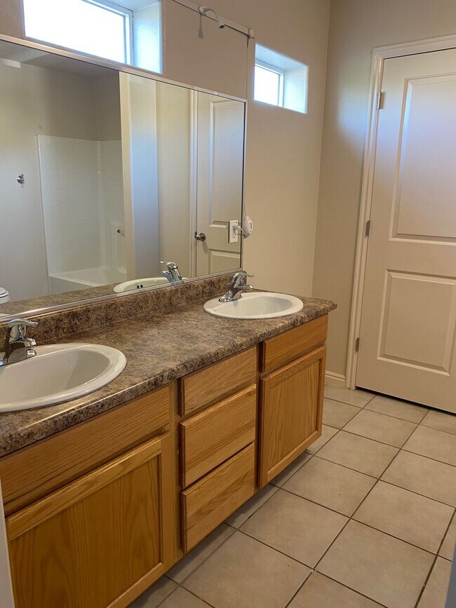 Building Photo - Great Fox Cove home