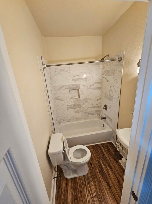 Hall Bath - 536 S Telemachus St