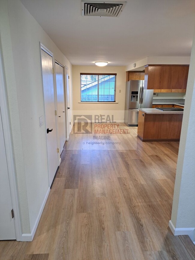 Building Photo - Check out this nice 3 bedroom, 2.0 bath ho...