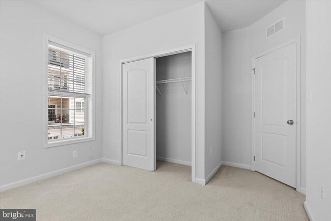 Building Photo - 43101 Thoroughfare Gap Terrace
