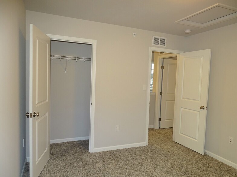Building Photo - 14 Cobblestone Ct