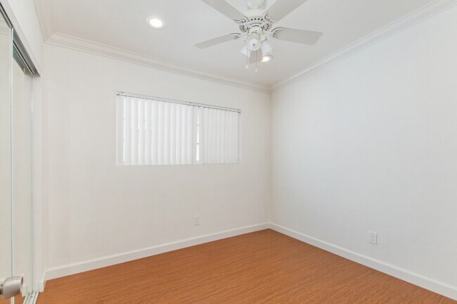 Building Photo - PERFECTLY LOCATED 2 BD / 1 BA UPSTAIRS APA...