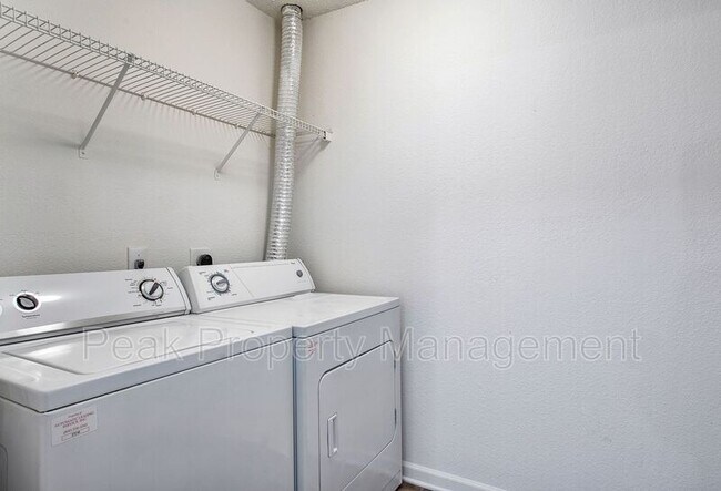 Building Photo - 811 Brassie Ln