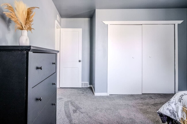 Building Photo - 176 Grand Ave