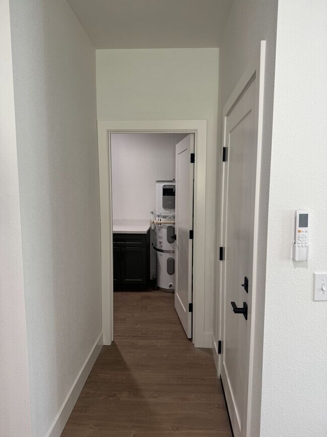 Building Photo - Newly built homes with City of Redding solar!