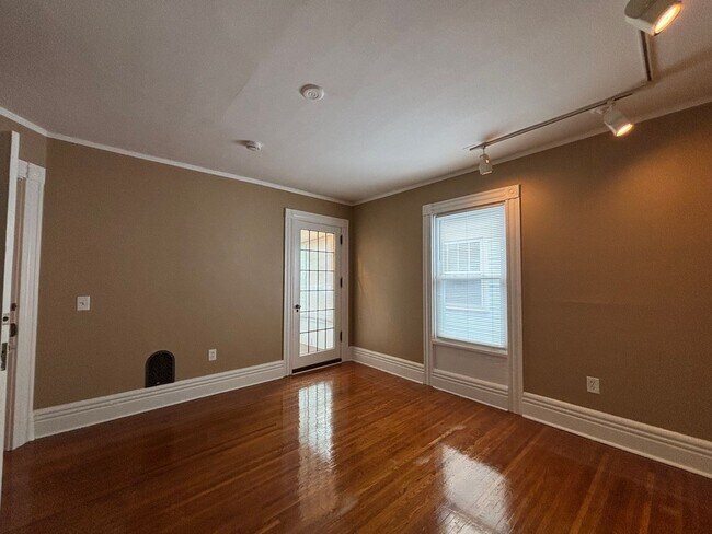 Building Photo - 27 Vick Park B