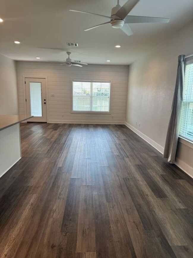 Building Photo - Immaculate Townhome Minutes from Texas A&M