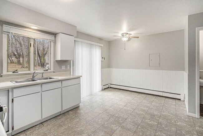 Building Photo - $1250 /2-bedr/1.5 bath town house duplex; tenant pays only electric (Kalamazoo)