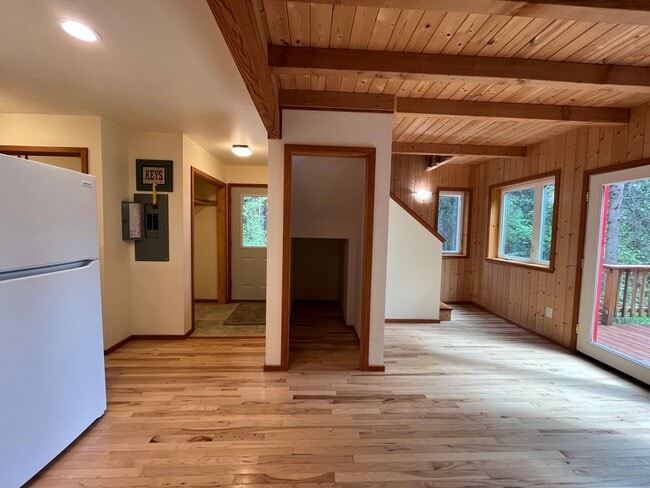 Building Photo - Cute, dog friendly cabin in Goldstream