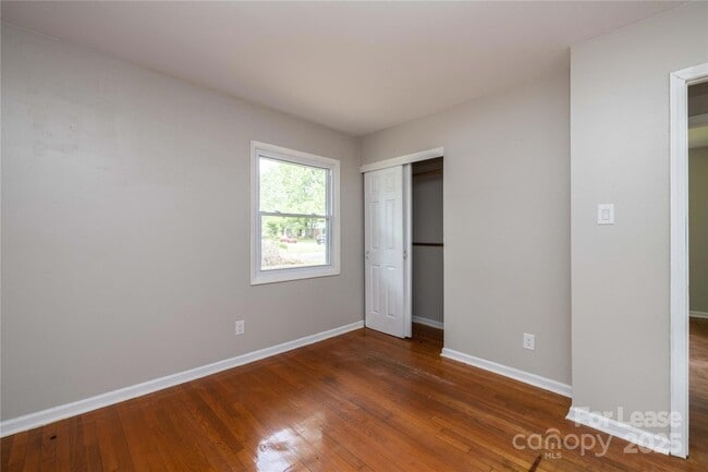 Building Photo - 4438 Gainsborough Rd