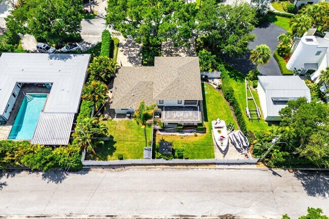 Building Photo - 2101 N Palm Cir