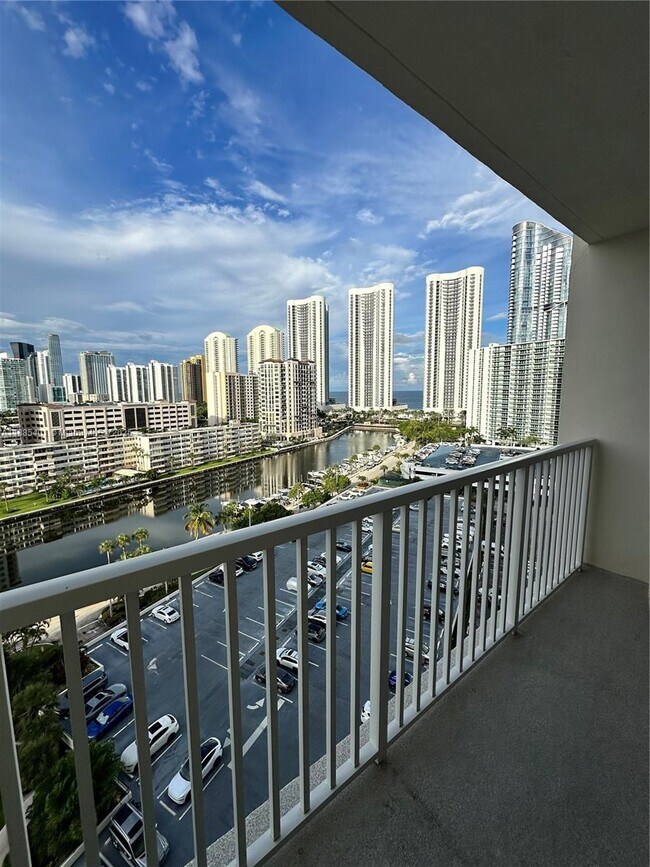 Building Photo - 300 Bayview Dr