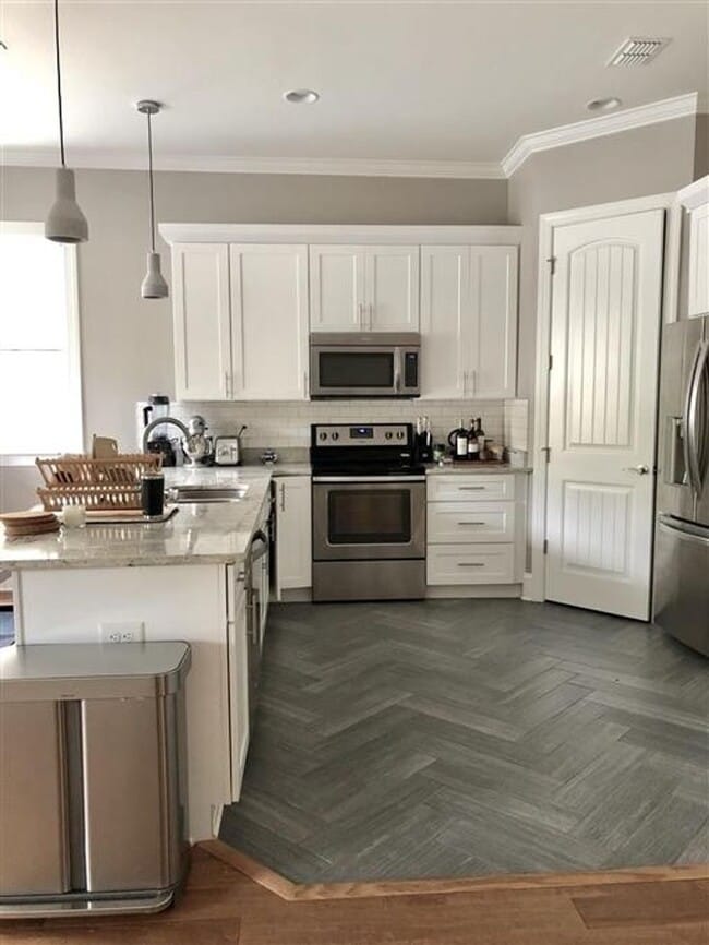 Building Photo - Extremely well maintained 3-bedroom, 2.5-bath home located in the highly desirable Woodlands comm...