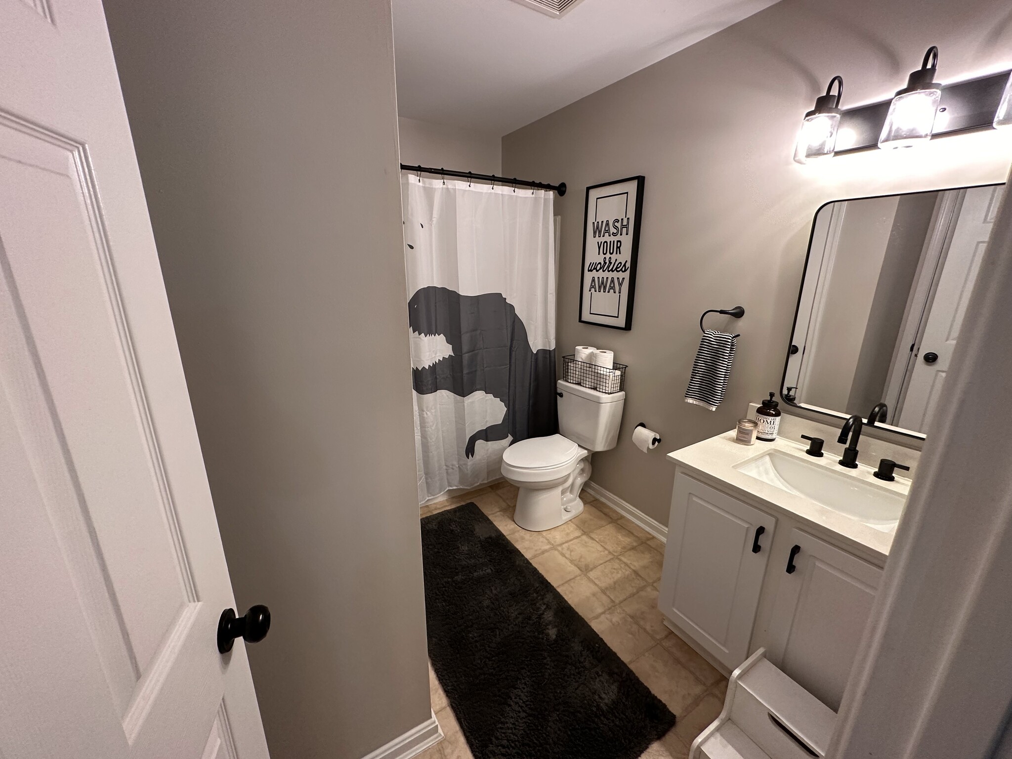 Shared Bath - 8940 Executive Club Dr