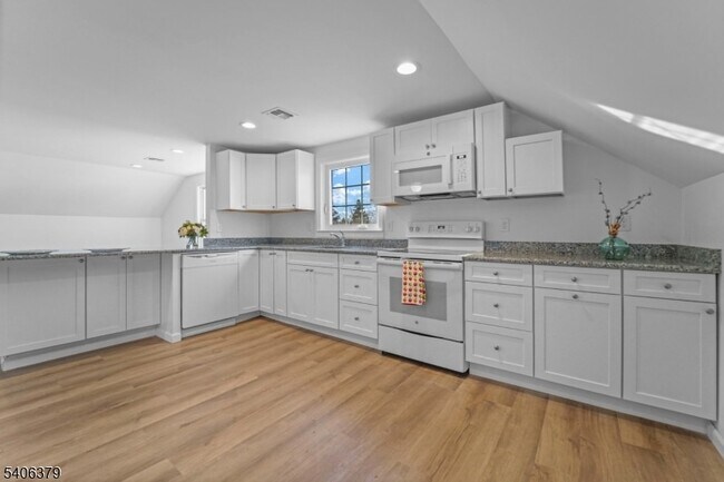 Building Photo - 43 Hillcrest Ave