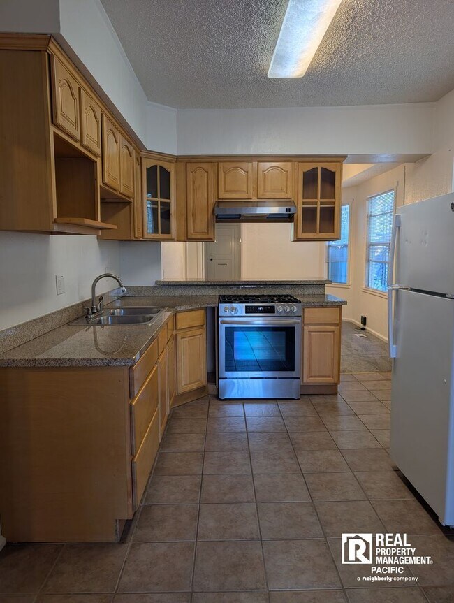 Building Photo - Charming 2BR Home with Private Deck & Shared Backyard – Oakland