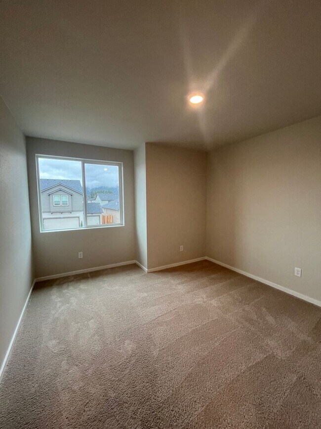 Building Photo - 4-bedroom 2.5-Bathroom. Never been lived in!!