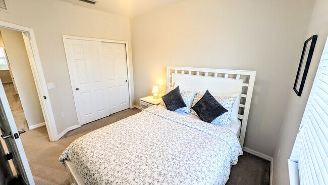 Building Photo - Seasonal/short term/annual  3/3 spacious townhouse with water view off University PKWY