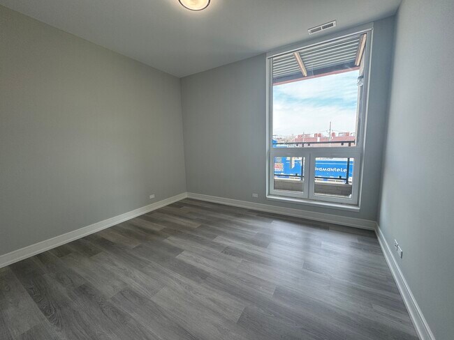 Building Photo - 2406 W Armitage Ave