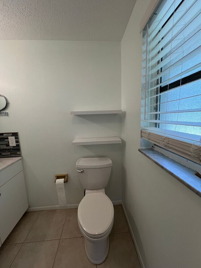 Building Photo - ** Annual ** 2 Bed / 2 Bath ** Single Fami...