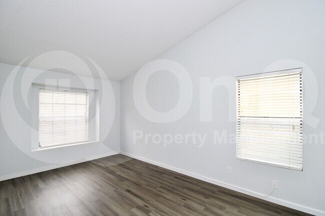 Building Photo - 1133 E San Pedro Ave