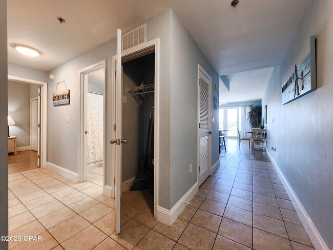 Building Photo - 9902 S Thomas Dr