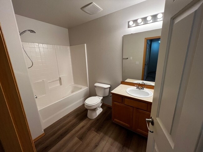 Building Photo - DuPont, end unit, 3 bedroom, 2.5 bath Townhome