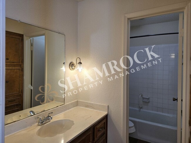 Building Photo - 3/2 Duplex in Waco ISD!