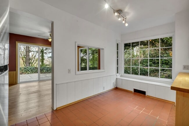 Building Photo - 4 Bed 2.5 Bath available in Kirkland