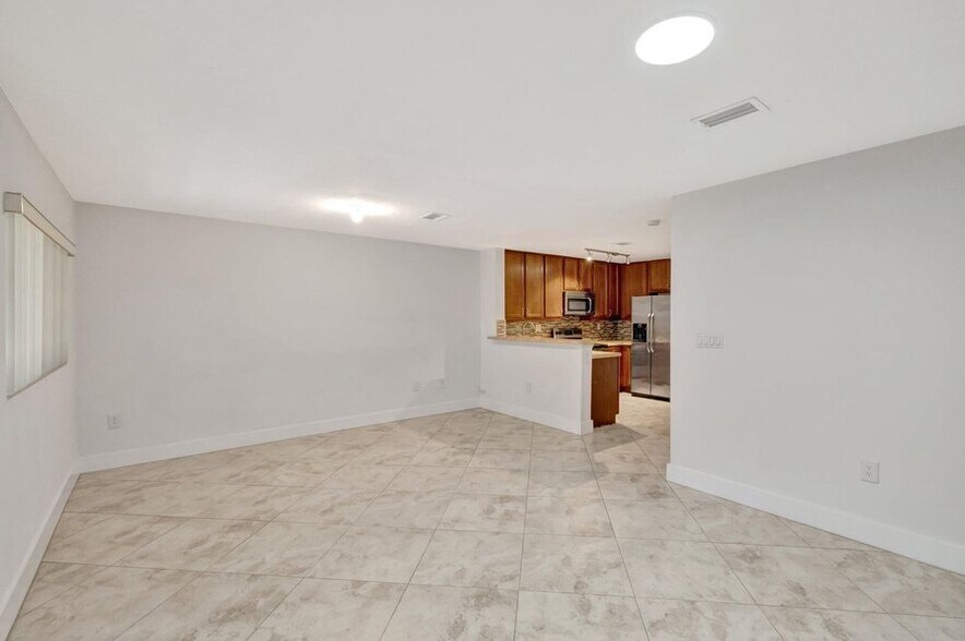 Building Photo - 3055 Riverside Dr