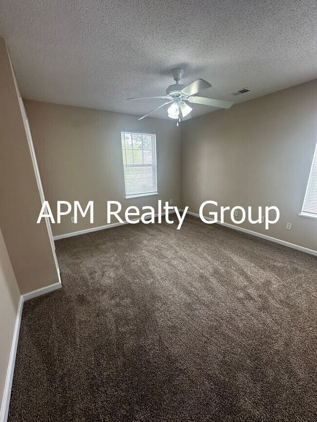Building Photo - Spacious & Inviting Home Perfect for Comfortable Everyday Living