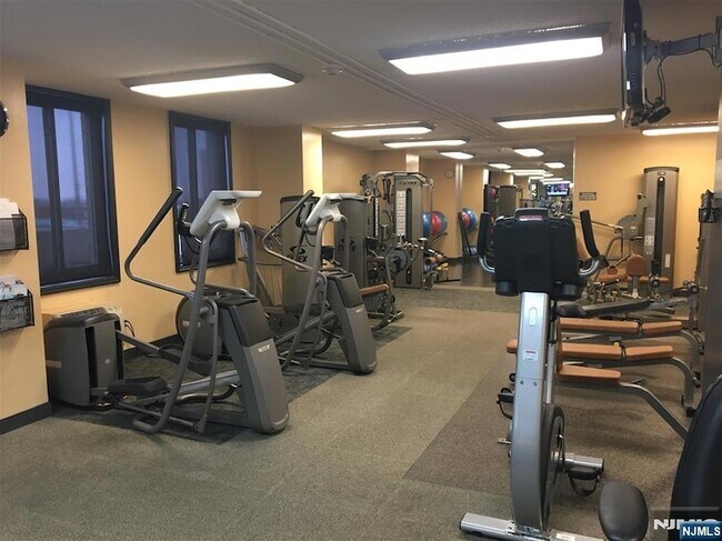 Building Photo - 160 Overlook Ave