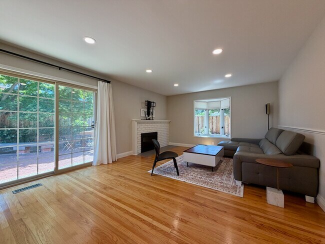 Building Photo - 832 Cathedral Dr