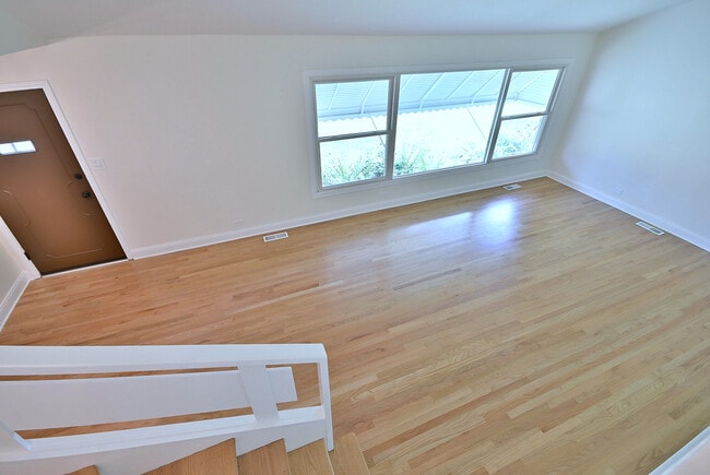 Building Photo - 6750 N Kostner Ave