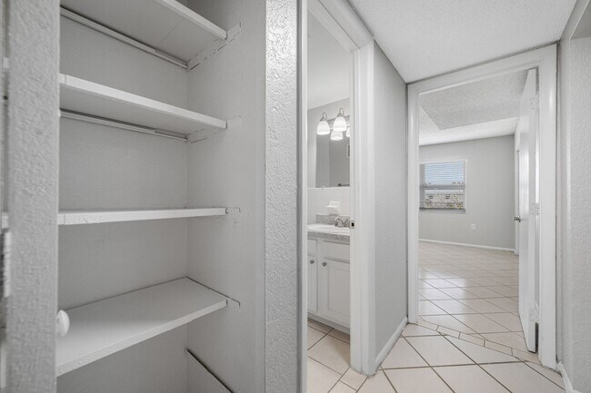 Building Photo - Spacious 2 Bed-1Bath apartment with Pool!